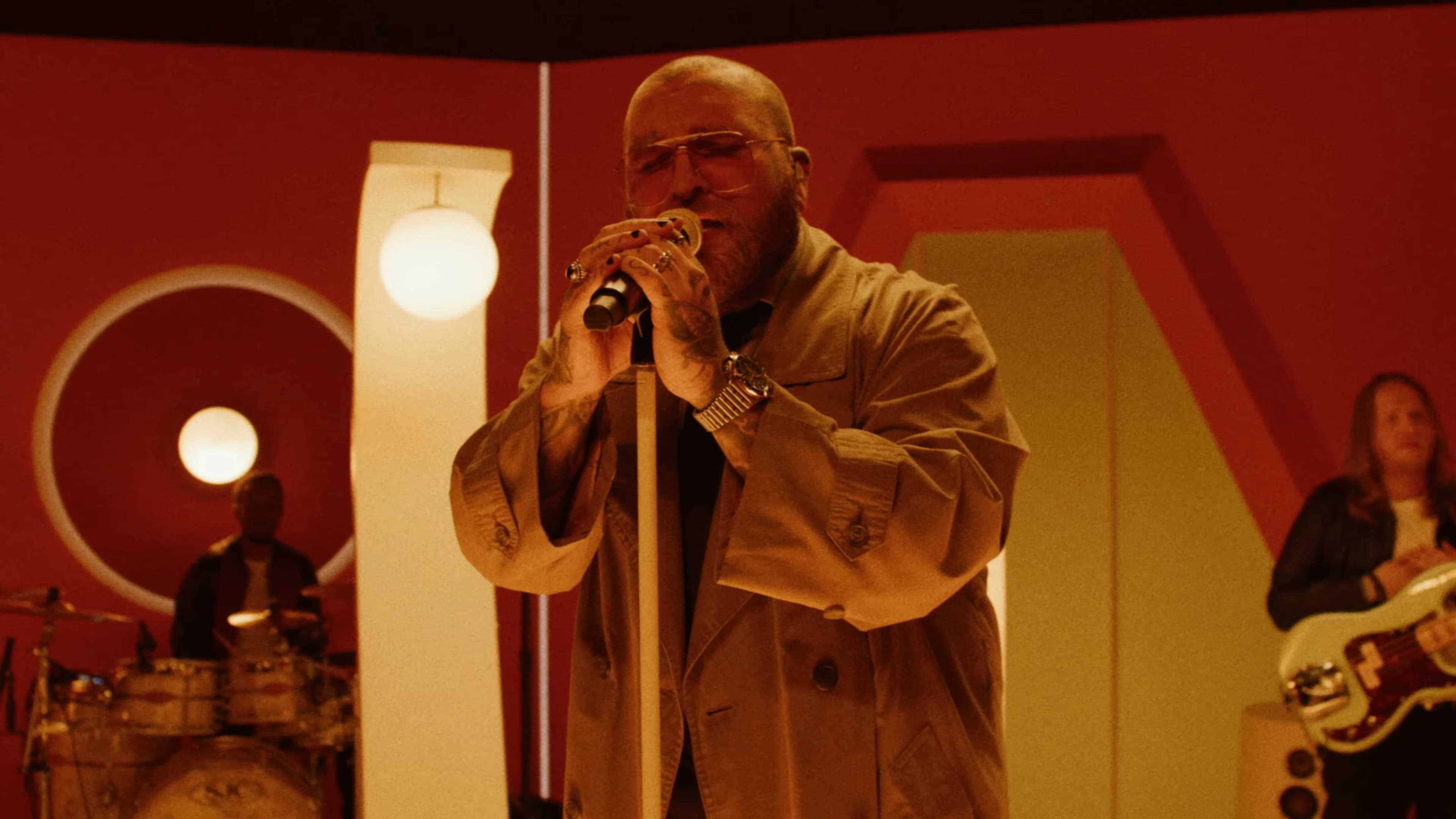 Teddy Swims performing Lose Control with his band.